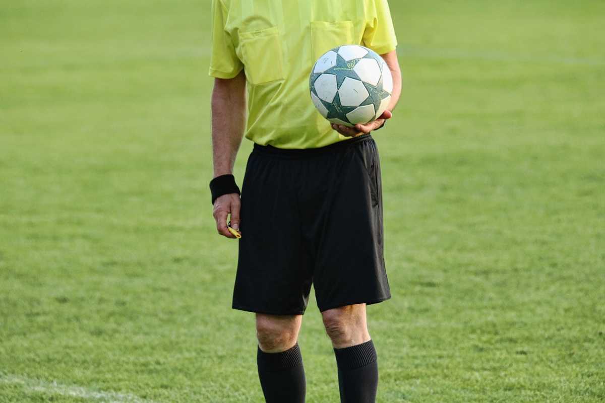 arbitro di calcio con pallone